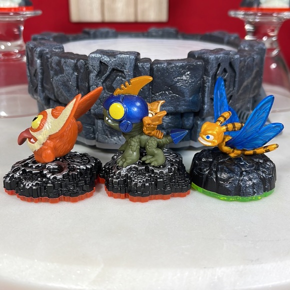 SKYLANDERS ACTION FIGURES W/PORTAL OF POWER BUNDLE - Picture 8 of 15